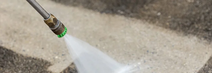 Hochdruckreiniger reinigt Boden